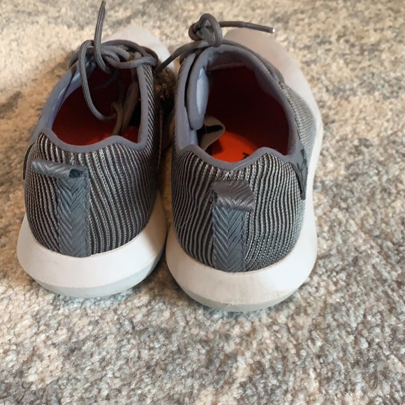 Women’s Like New Under Armour Shoe! - Picture 4 of 4